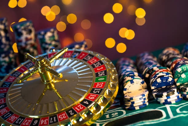 Domino QQ betting round showing fold, call, and raise buttons on raja303